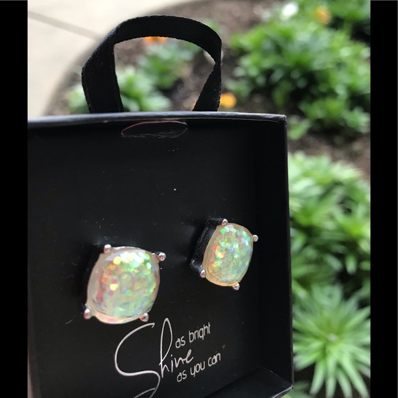 Pierced Earrings in a gift box - look like opals - Picture 3 of 8